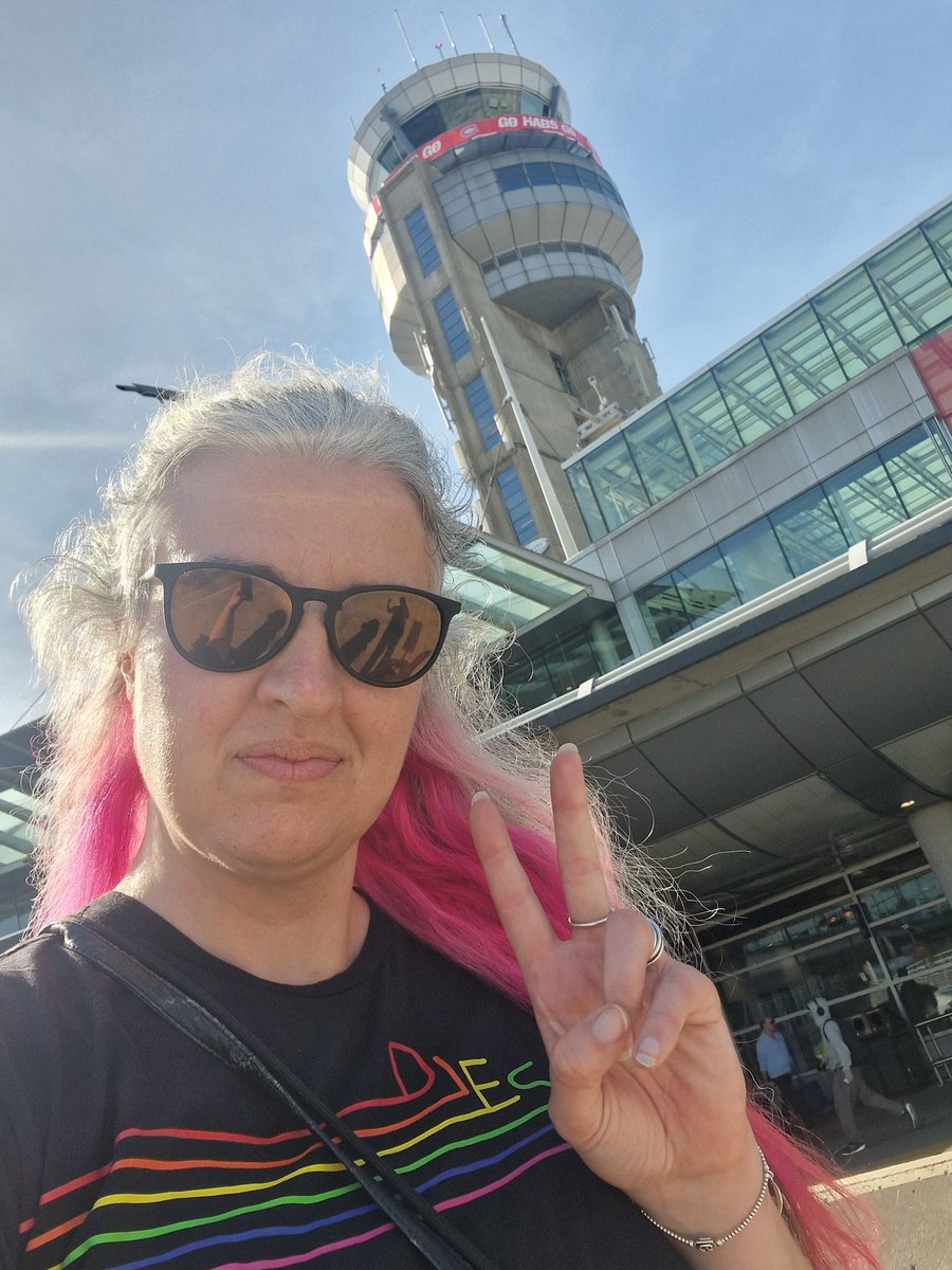 EmVp6's tweet photo. Hello there Montreal ☀️✈️🧳 https://t.co/lqEJw62c3V