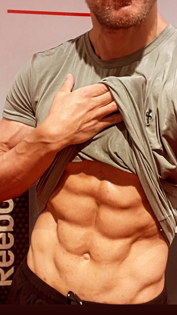 ALEXANDERSTEELL's tweet photo. Washboard abs for the king https://t.co/LteTS0KuU6