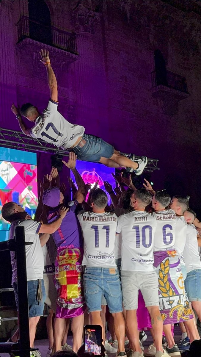 ral_mar's tweet photo. Allá donde ha estado siempre ha llevado a su Jaén por bandera. Volvió al equipo de su vida y no para retirarse, sino para ayudarle a salir de 3rfef. Cuando lo hizo, al año siguiente y con una temporada espectacular, asciende a 1RFEF. 

JIENNENSE, LAGARTO Y LEYENDA. https://t.co/iHUdd5r0q6