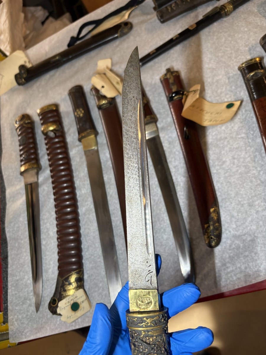 shigetsune's tweet photo. 軍事博物館収蔵庫7

刀剣の相談を受ける

この短刀は全て金工細工で鮫皮柄巻を表す。

刀身も変わりがねを入れて鍛えダマスカスの様

刃文は有る https://t.co/I4Fs3BBaiV