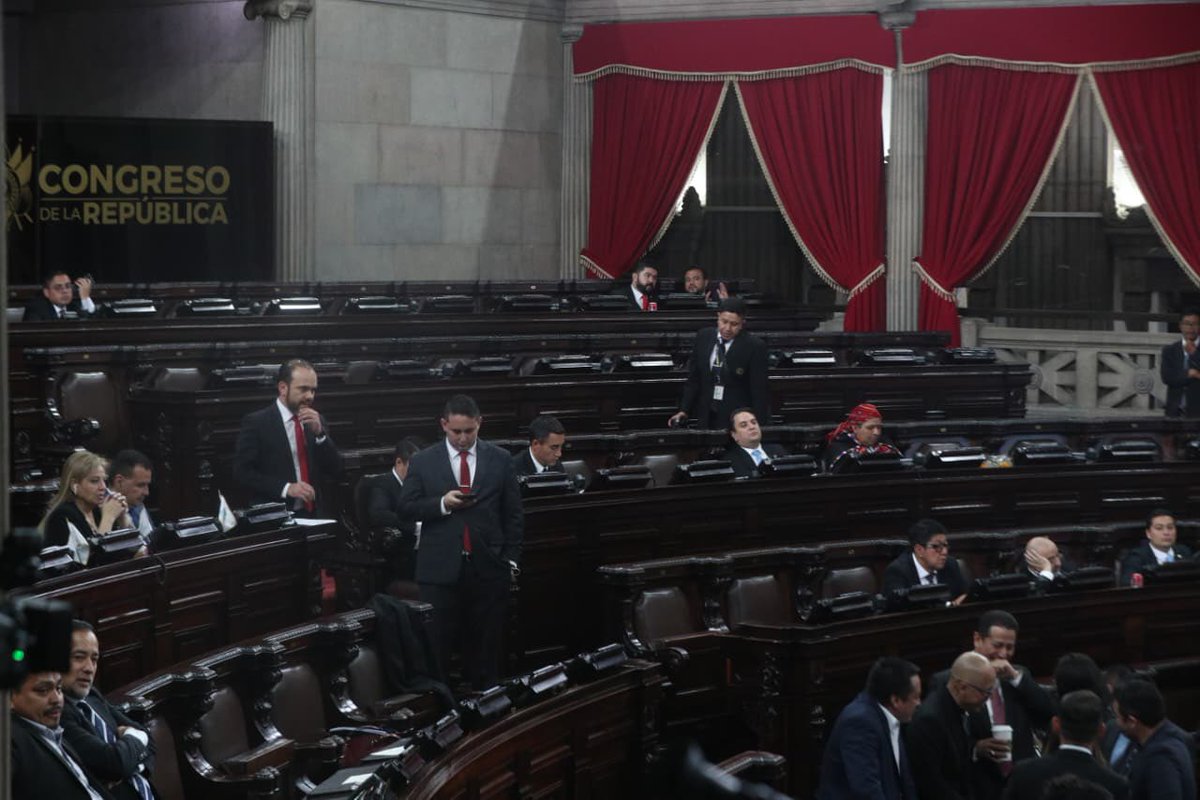 oa_vasquezz's tweet photo. El @CongresoGuate desarrolla una sesión plenaria extraordinaria en la que se prevé conocer la Ley Integral contra el Lavado de Dinero, Otros Activos y Financiamiento del Terrorismo. Al inicio de la jornada, la mayoría de curules asignadas a la bancada Vamos permanecen vacías, mientras continúan las negociaciones y acercamientos entre bloques legislativos.