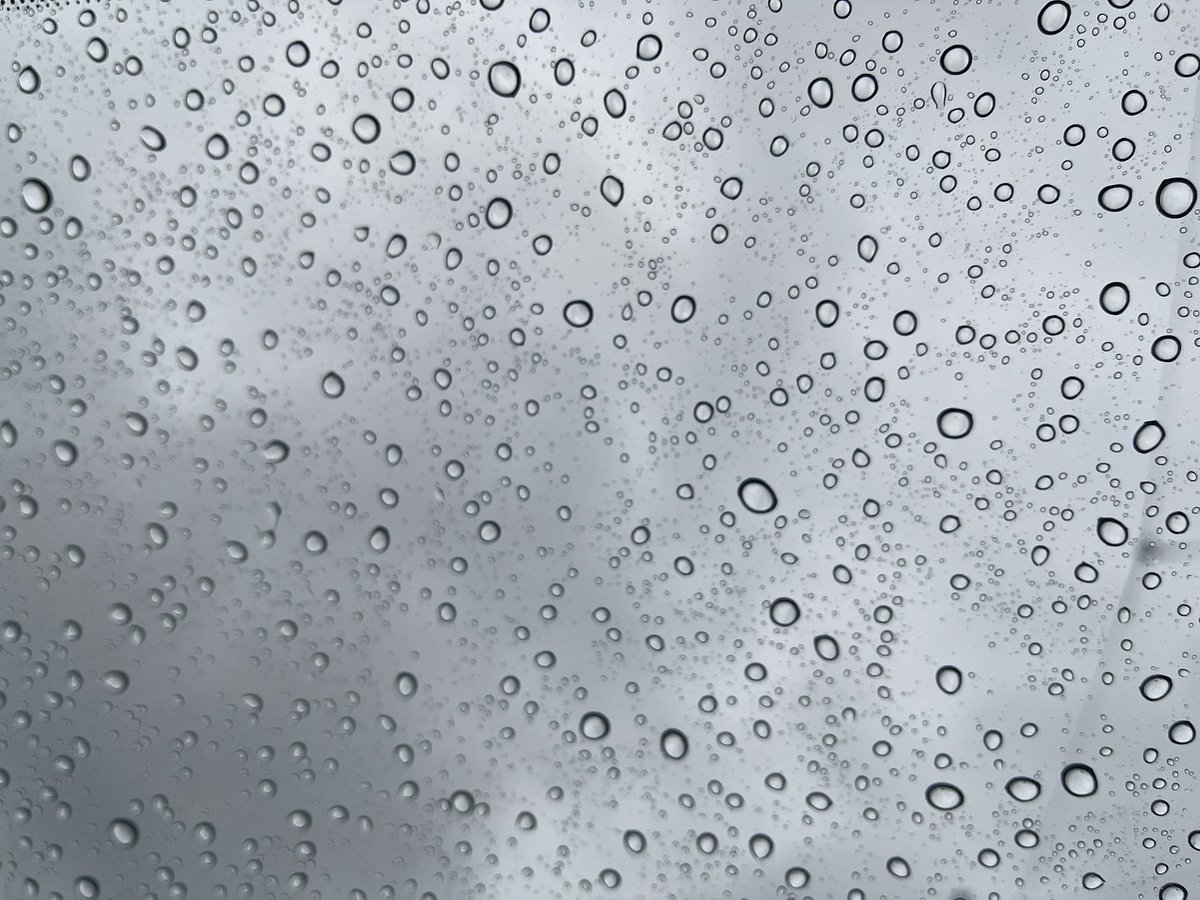 sattoc's tweet photo. おはようございます✨
台風6号の影響ですね。お気をつけて！
今朝の空事情🎵

ワイパーが忙しく働いてくれています。雨脚が強くなってきました。車内にも雨の音がラジオの音と混ざります。道路も場所によっては冠水。河川も随分と増水している様子。まずは安全に！時間に余裕を！

今日もよろしくお願いします！