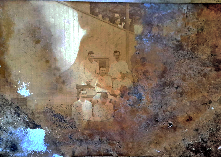 PabloKersevan's tweet photo. @PatricioMinig @ClippingVintage @qacoficial @ViejosEstadios @CIHFHistoria @egerbek @JuanHunterARG @alegibsa @danielarrigo @pablodespos @OscarBarnade Otra toma con mas amplitud del team de Alumni.
El deterioro de la foto hecho con inteligencia natural es maravilloso. https://t.co/bVv4IwOjfx
