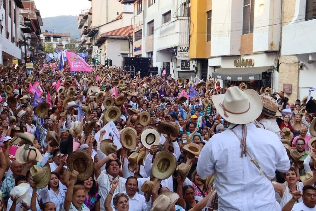 GreciaMich2027's tweet photo. 2 AÑOS DEL TRIUNFO 🇲🇽

"Hoy se cumplen 2 años en qué Uruapan eligió al Presidente Carlos Manzo, 2 años en el que las encuestas decían que iba en tercer lugar, 2 años en qué la oposición minimizaba este movimiento, porque decían que por no ser un partido no contábamos con estructura, donde decían que Carlos jamás lograría ser presidente, y vaya sorpresa que se llevaron todos esos que nunca confiaron ni creyeron."

"Pero nunca supieron que Carlos Manzo fue más que un político, fue un hombre que dejó huella en miles de personas, un ser humano que nunca le importó su entrega y dedicación a la gente."

"Y hoy esos mismos opositores se mueren de miedo del legado que dejó ese gran hombre, tienen miedo de que la gente ya despertó, miedo de que la gente ya se atrevió a levantar la voz, miedo de que la gente se organice para sacar al sistema que por tantos años le ha hecho daño al pueblo de Michoacán, pero hoy les digo a toda esa gente que aquí estamos puestos para seguir dando la batalla, con mucha valentía para seguirlos defendiendo no me importa lo que pueda pasar, solo les pido que estemos unidos, este movimiento está hecho para todos aquellos que tengan hambre y sed de justicia, para todos aquellos que quieran vivir en paz y en libertad."

"Y por último quiero decirles para que no se confundan EL MOVIMIENTO INDEPENDIENTE DEL SOMBRERO nadie no lo puede quitar ese sigue y seguirá, eso es lo que más coraje les da." GQ

Que Dios los bendiga, gracias a toda le gente que todos los días me envía mensajes y sigue mostrando sus muestras de apoyo