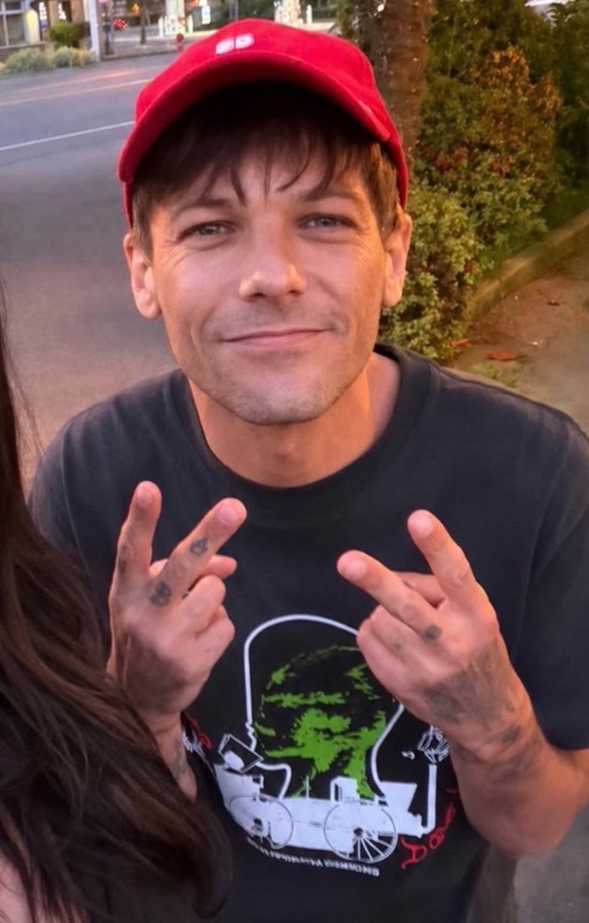 louisunflwers's tweet photo. this is exactly how the love of my life looks like 😻💘 https://t.co/OFgzEYx39A