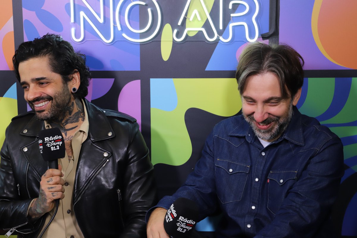 RadioDisneyBRA's tweet photo. Se liga quem passou por aqui!!! @fresnorock fez um som especial pra falar do novo álbum! #Fresno #RádioDisneyBrasil confira tudo no nosso canal do youtube! https://t.co/oc1yJrdYvE