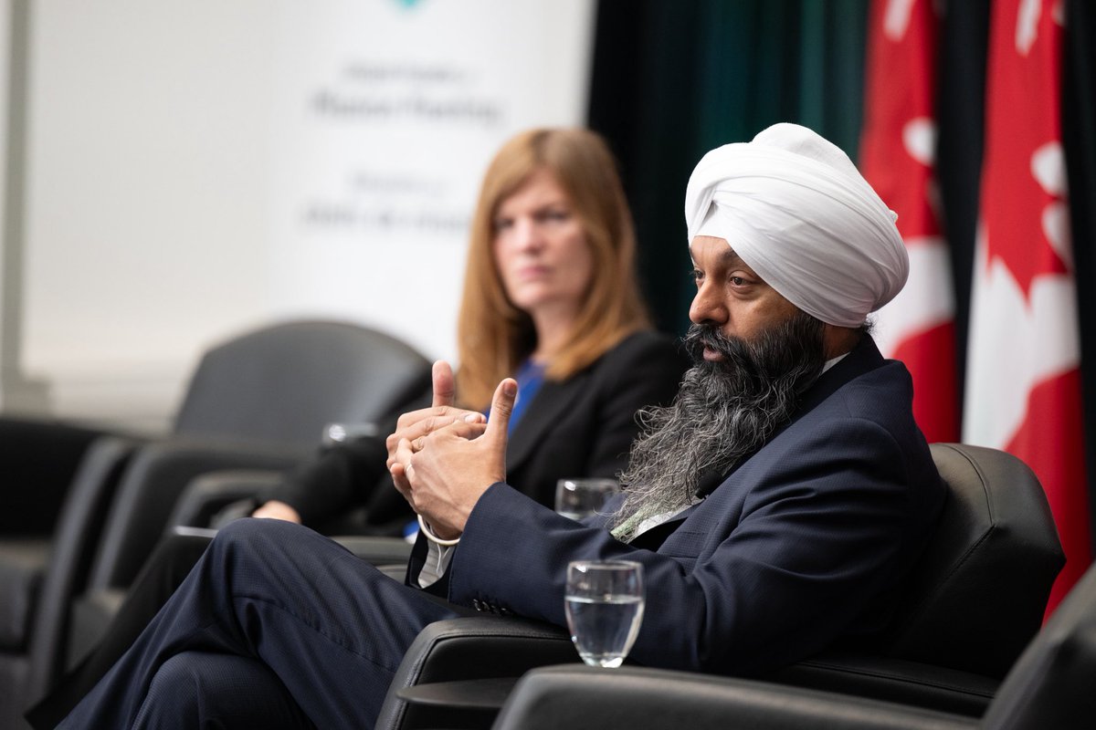randeepssarai's tweet photo. Répondre aux défis mondiaux demande une équipe solide. Nos diplomates représentent l’équipe Canada dans le monde, en contribuant à la prospérité commune, en renforçant nos liens économiques et de sécurité, et en développant nos partenariats partout. https://t.co/j9oNk6BovD