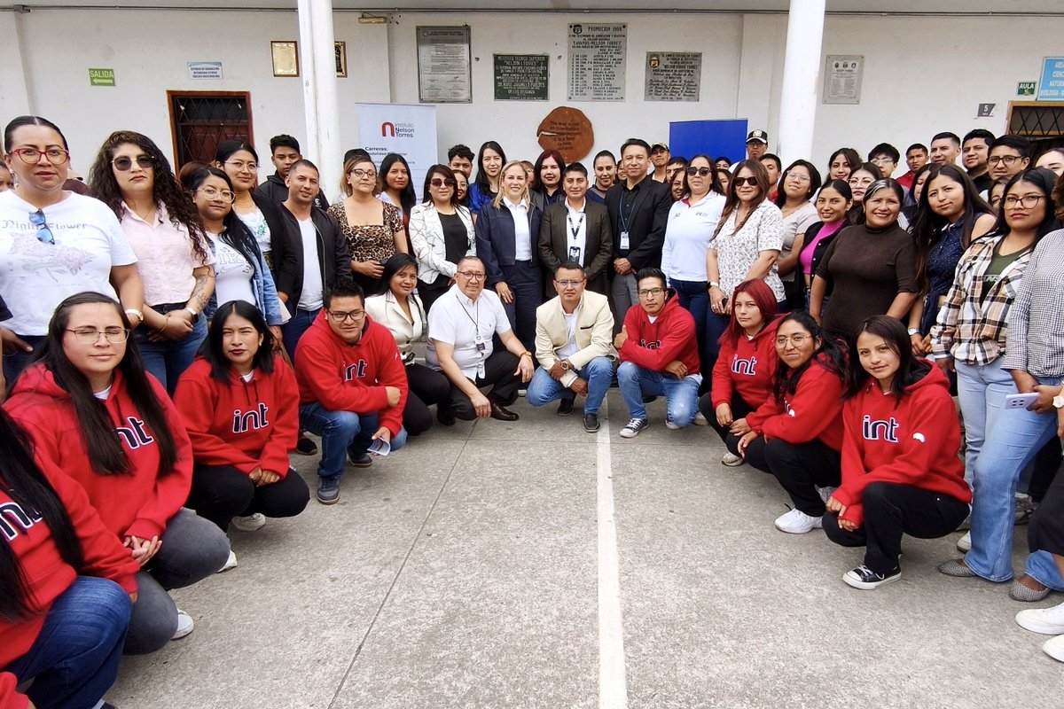 SRIoficialEc's tweet photo. Estar cerca de la ciudadanía también significa acompañar, orientar y escuchar.

Nuestra directora general, @AlexaNavarreteR, visitó la #BrigadaMóvilSRI en el @Intsuperior y también compartió con varias personas las jornadas tributarias de capacitación.

🧵⤵️ https://t.co/Nt23mipbXO