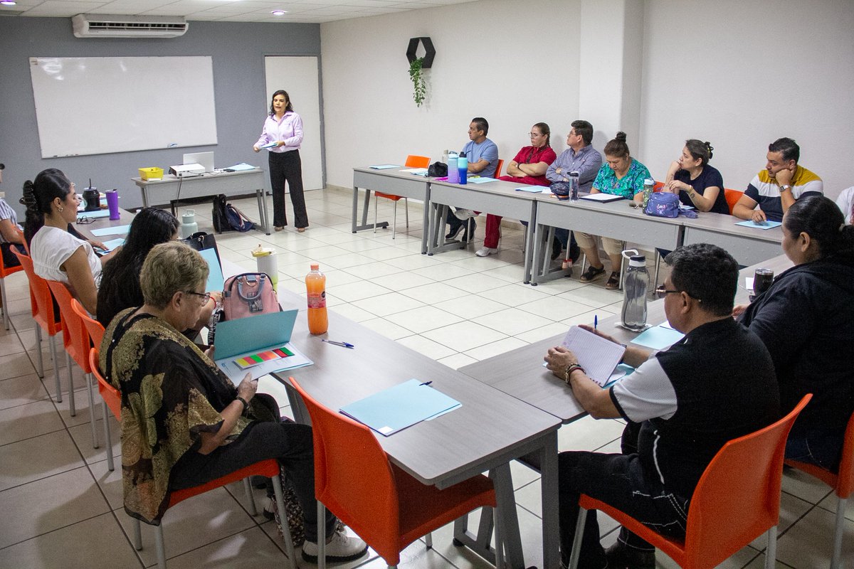 IsssteAgs's tweet photo. familiar y laboral de cada una y uno de ustedes," señaló. 

La capacitación se desarrolló en las inmediaciones del edificio Sanantial, 🏫y fue impartido por la especialista en salud mental, 👨‍🏫 Psic. Ma. Teresa Verdín de Santos.
🧵4/4 https://t.co/WzTdz5vJ5j