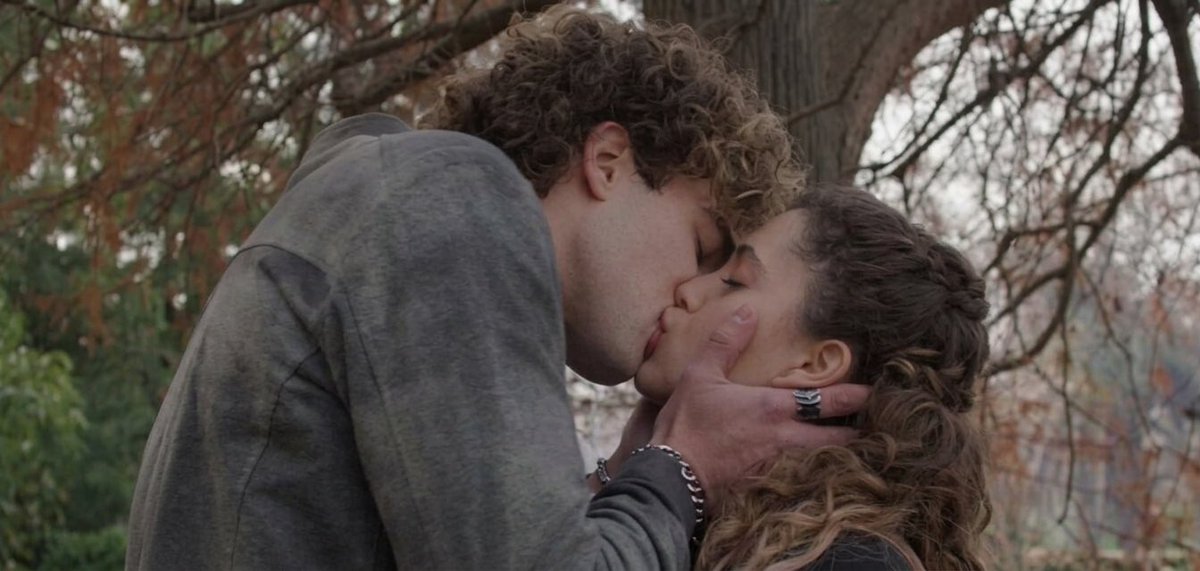 swiftmarbonita's tweet photo. y hay gente que festeja un beso en la pera eh… https://t.co/BiHodQHASA