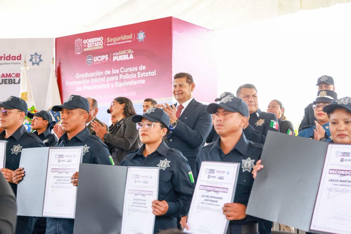armentapuebla_'s tweet photo. Hoy, Puebla suma mujeres y hombres preparados para servir y proteger. 👮🏻‍♀️👮🏻‍♂️

Felicitamos a las y los graduados de la @UCIPSPue 🎓🚔, quienes han decidido poner su vocación al servicio de Puebla. 🙌🏻 https://t.co/ntfOEkI08a