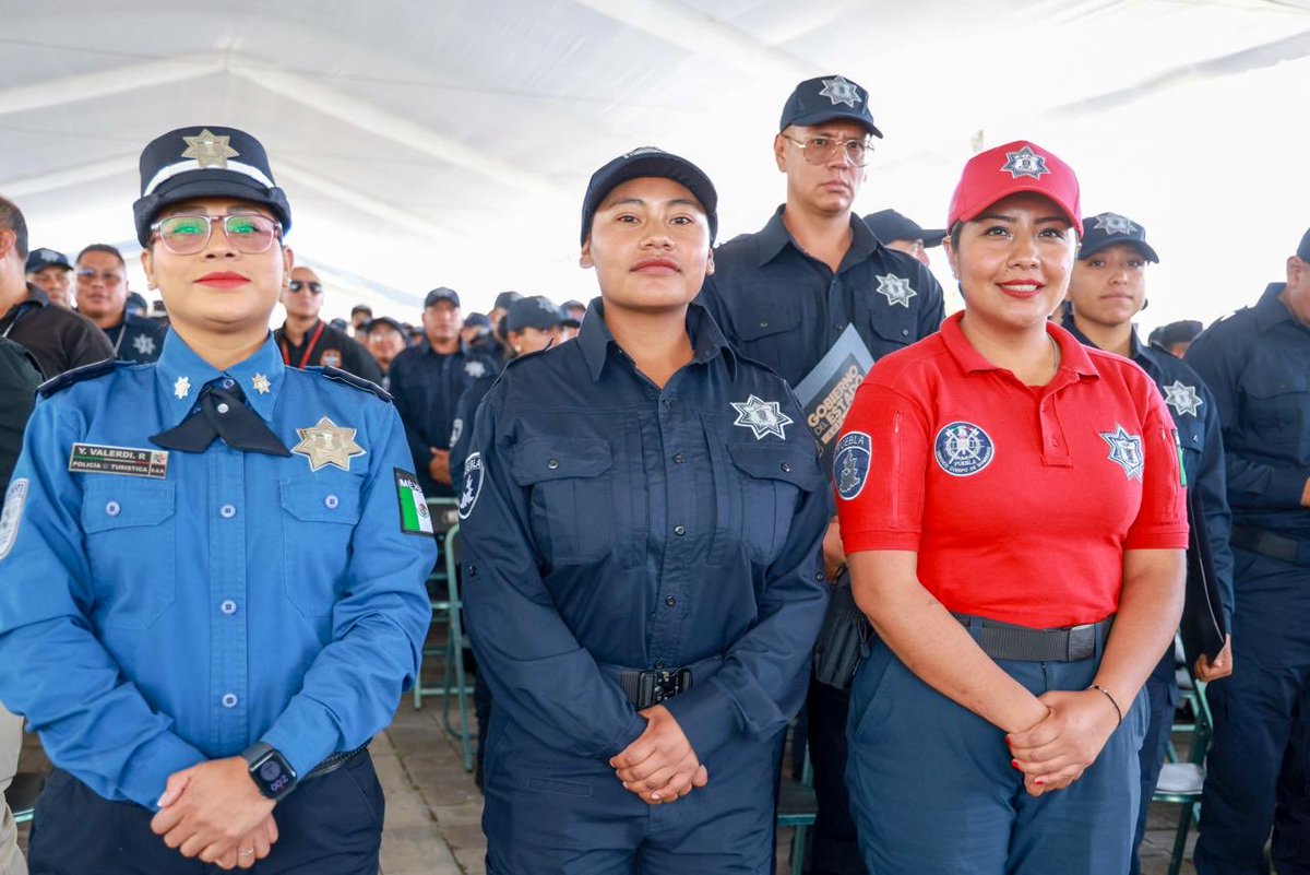armentapuebla_'s tweet photo. Hoy, Puebla suma mujeres y hombres preparados para servir y proteger. 👮🏻‍♀️👮🏻‍♂️

Felicitamos a las y los graduados de la @UCIPSPue 🎓🚔, quienes han decidido poner su vocación al servicio de Puebla. 🙌🏻 https://t.co/ntfOEkI08a