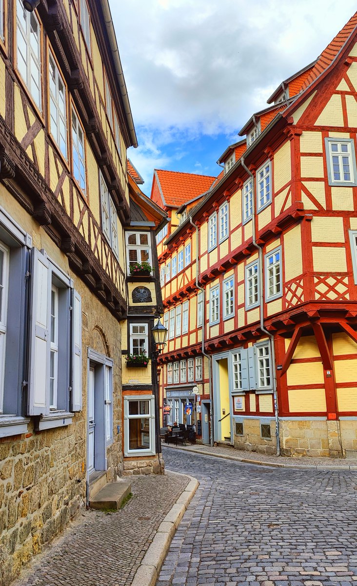 britgermanbloke's tweet photo. Photos from my recent trip to Germany. Quedlinburg is one of Europe's best-preserved medieval towns, situated at the northern edge of the Harz Mountains. It is famous for its cobblestone streets and over 2,000 brightly coloured, half-timbered houses. https://t.co/IcwgFiDf8G