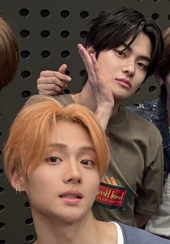 19wons's tweet photo. 260603 show champ pre-record #상원 #리오 

when they taking the final group photo someone shouted, 'leo, you are my orange!' and sangwon laughed in disbelief and said 'i'm the orange!!' ㅋㅋㅋ

this two.. awon being possesive to the orange title cute 😭 https://t.co/liL1xRdmWg