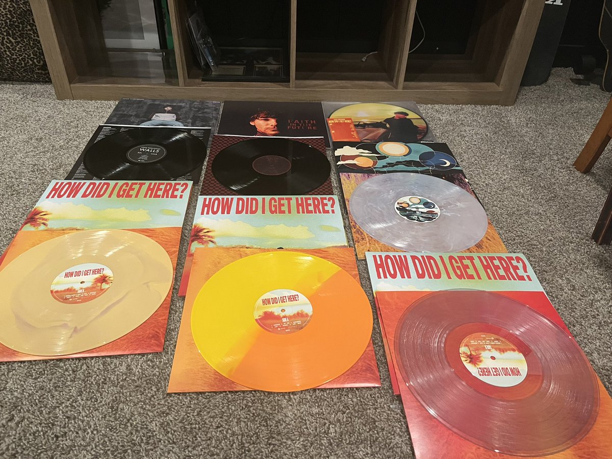 MagieDeMika's tweet photo. Looking into selling vinyls for gas money https://t.co/6vv0AkMUZL