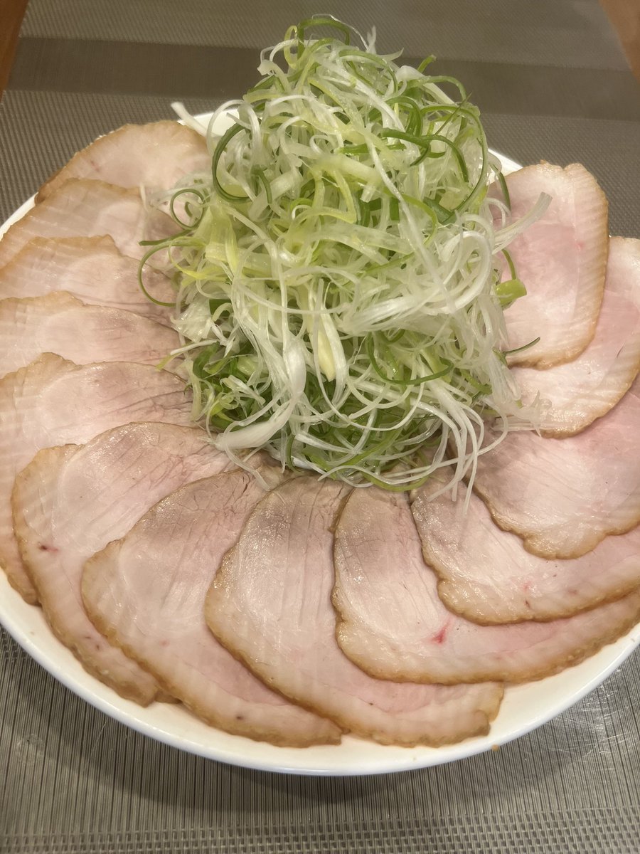 2525_2929's tweet photo. おはようございます
只今より釜焼きチャーシュー塊のご予約【電話】を開始致します

ノーマル仕込みで釜2台分焼き上げます

特上部位多めのご用意となります

更に旨くなったネギだれもご一緒にどうぞ
おすすめです
末廣

#吉村家　#末廣家　#直系　#ラーメン　#チャーシュー　#家系
#神奈川大学 https://t.co/NNq1oqEmrk