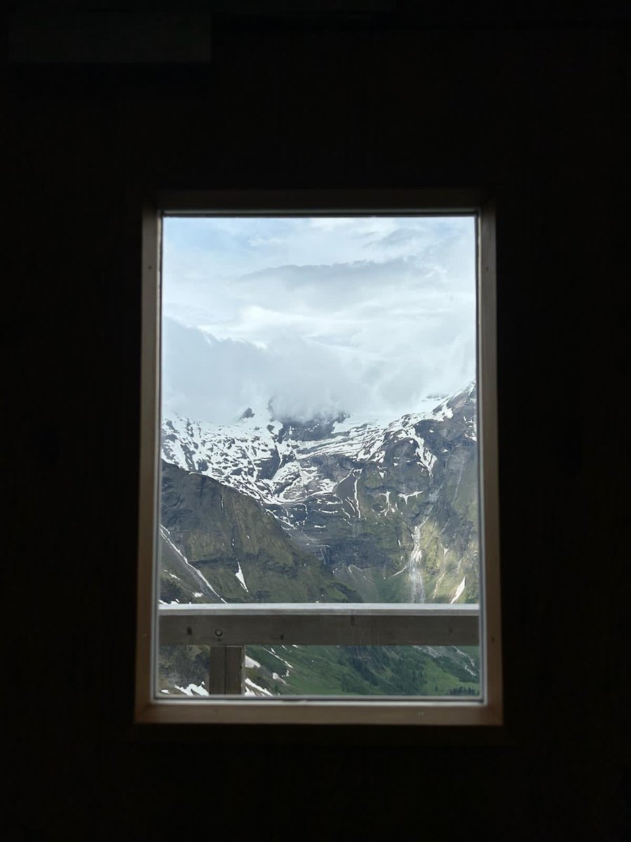 andreearzz's tweet photo. let me stay where the earth touches the sky https://t.co/Cdzff5M9bM