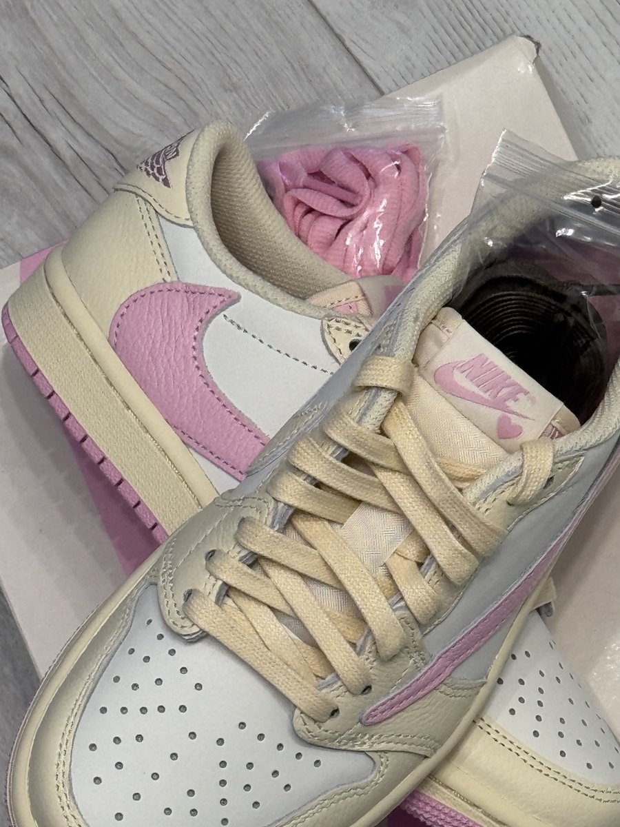 ToaderToni's tweet photo. @GawdofFrames So glad my wife got hers. They’re great in-hand, a nice switch-up from the usual color palette and those SB-style fat laces really make them one of a kind! https://t.co/6rjRNQ3ciN