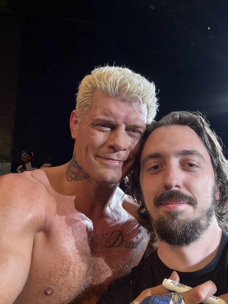 JossGoToPunk's tweet photo. On est pas bien là #wwestrasbourg https://t.co/6kIFFZPNrt