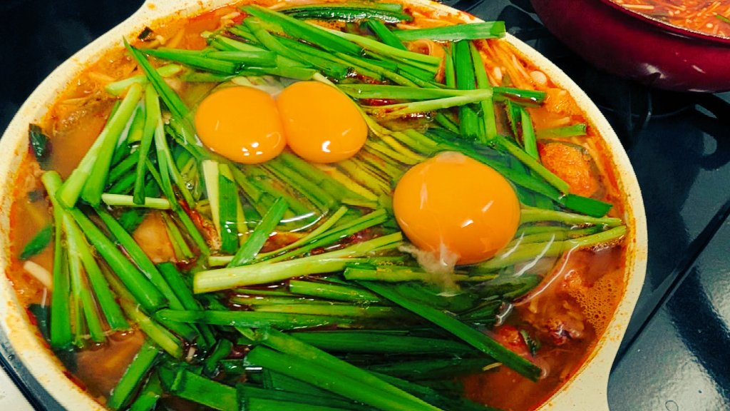 kenbpdirect's tweet photo. 都城に移住して10年…卵は毎月2パック食べてますが、はじめて双子が出ました。他から見たらどーでも良いポストだと思われても、個人的には何か良い事あるなーって感じた、そんな一瞬でした。暑い中食べる１人キムチ鍋、美味しかったです♪ https://t.co/k8jrAzeCb2