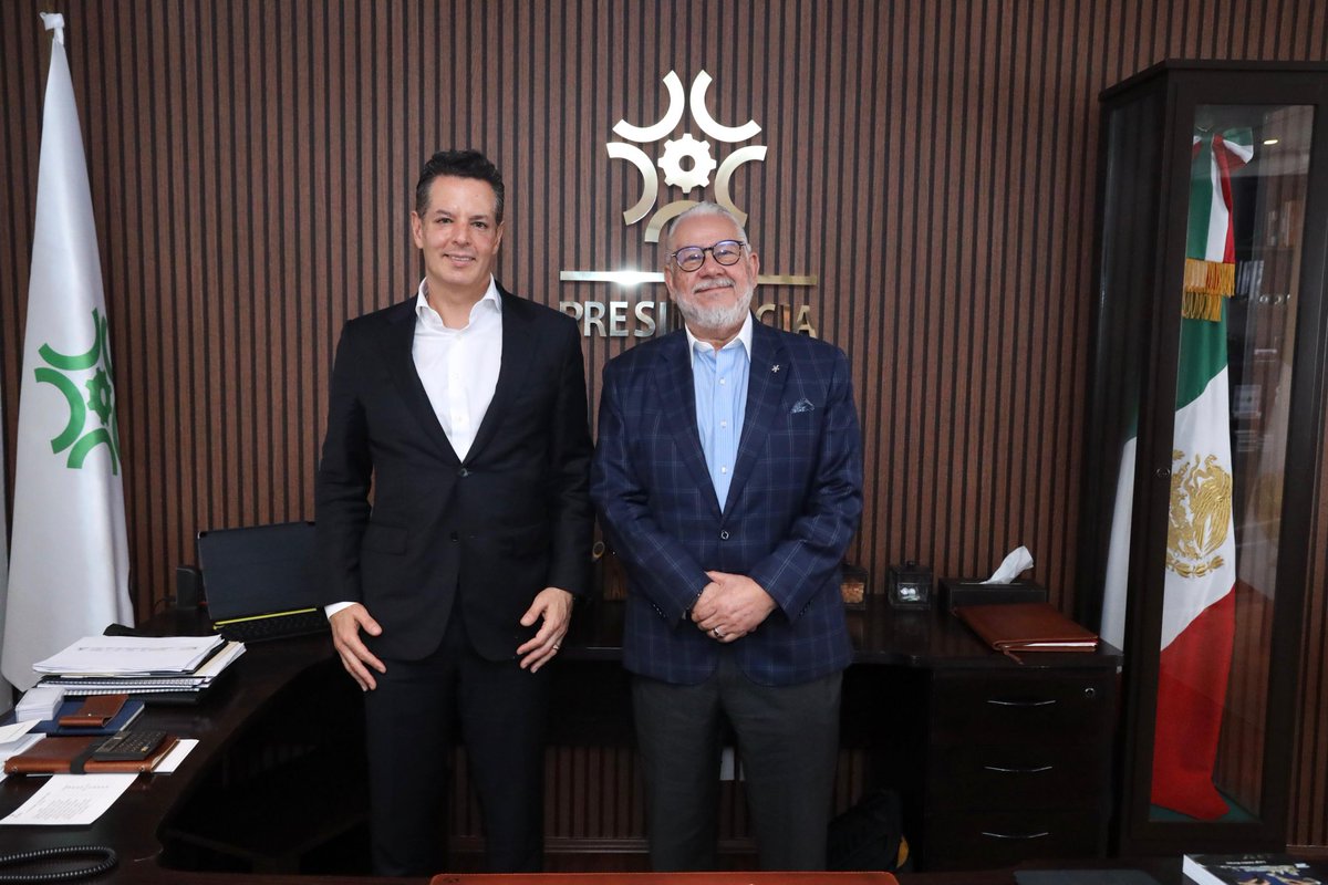 CONCAMIN's tweet photo. El presidente de CONCAMIN, Alejandro Malagón Barragán, @AMalagonB, sostuvo una reunión de trabajo con el senador Alejandro Murat, @alejandromurat, presidente de la Comisión de Relaciones Exteriores del @senadomexicano.

Hablaron de la importancia de fortalecer esquemas de colaboración que generen valor para México entre el sector industrial y los distintos actores del ámbito público, entre ellos, el Poder Legislativo.