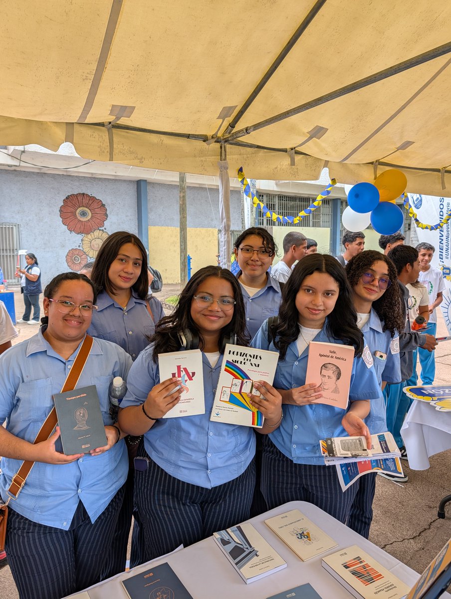 editorialUNAH's tweet photo. Porque leyendo también encontrás tu vocación💙📷.

Desde la Vicerrectoría Académica, a través de la Editorial UNAH, compartimos con los futuros pumas parte de producción literaria de la UNAH. 

#FeriaVocacional #LaNuevaHistoriaSigue #AñoAcadémico2026 #MaríaElenaBottazzi https://t.co/CHWY7X6GjT