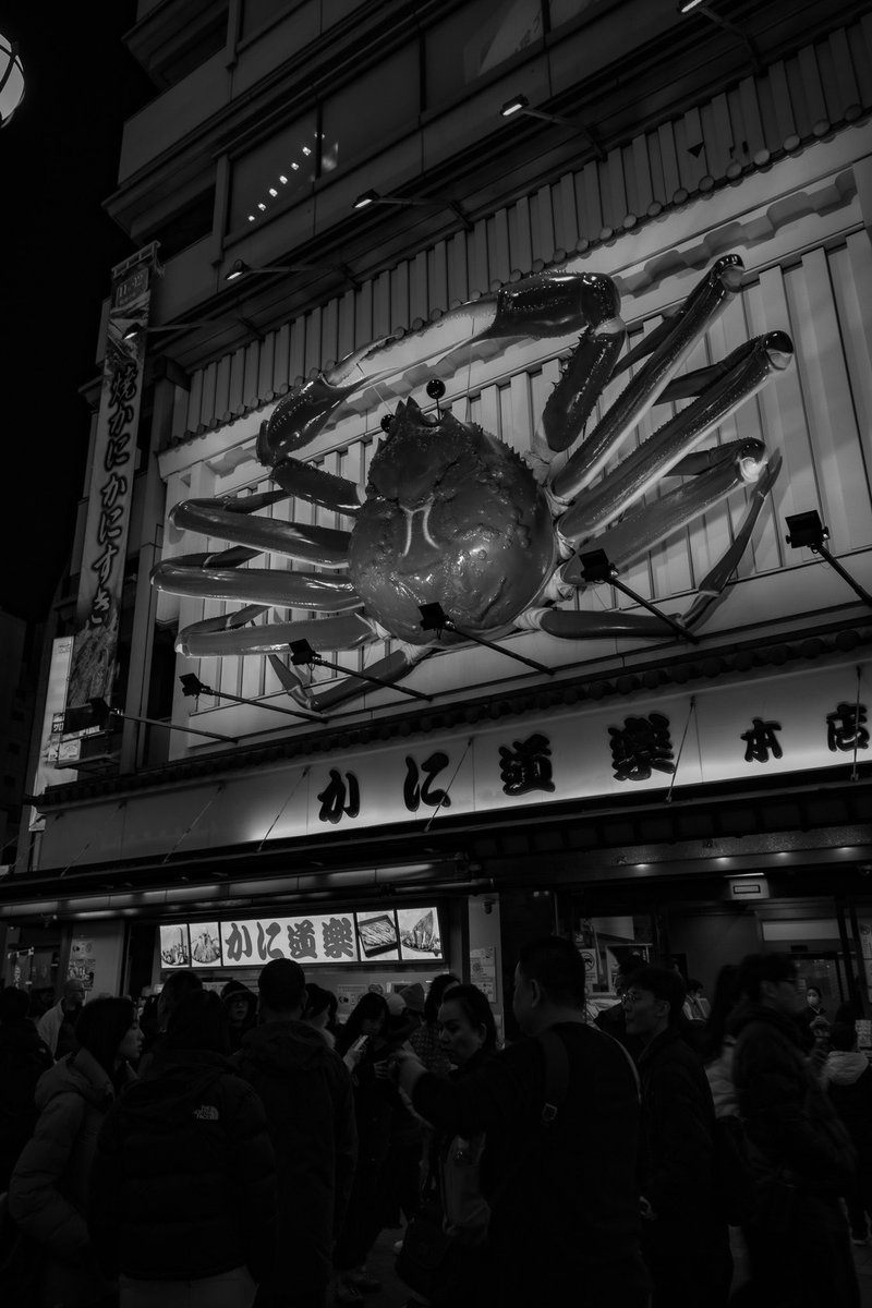 MalicoMiyazaki's tweet photo. 令和のかに道楽🦀

マクドに
ミスドに
カニド⁉︎

流石になんでも略す大阪人も、
かに道楽をカニドとは言いません。

知らんけど。

#大阪 #道頓堀 #かに道楽 #ストリートスナップ #streetphotography #streetphoto #モノクロ写真 #monochrome #白黒写真 #EOS90D #Canon90D #APS_C #ファインダー越しの私の世界 #写真好きな人と繋がりたい #MalicoPhoto