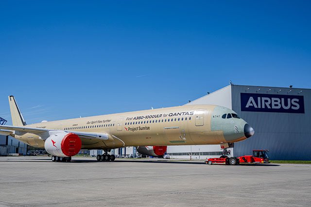 airman_betty's tweet photo. 機体胴体がほぼ複合材のB787(右→)に対して、A350(←左)もほぼ複合材ではあるけど、機首だけはアルミ合金。
この画像、プライマーが複合材とアルミで違うので、めっちゃ分かりやすいですよねー https://t.co/HqAZSP4jDW