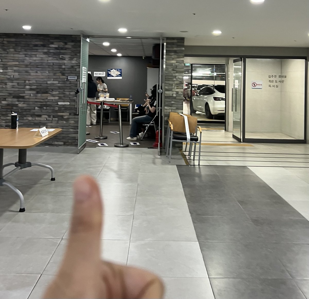 MongJUS's tweet photo. 새벽에 눈뜬 김에 투표 오픈런. 10분전 도착 줄서봄. 어르신 3분 앉아계심. 6시 되니 줄이 길어짐. 여기로 주소 옮긴후 첨하는 투표, 늘 사투하다가 아파트 안이 투표소라 첨으로 해본 본투. 이 동네는 효율성 극악이라 투표할 맘 안나지만 한표라도 보태보련다. 울애들처럼 다 sweep 해보자규 https://t.co/OnCEQ0Wf4C