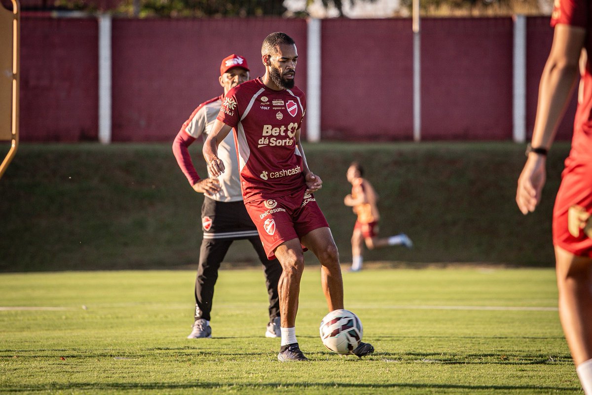 VilaNovaFC's tweet photo. Reapresentação do elenco e início dos trabalhos com foco na próxima partida! 🎯🇦🇹

📷 @betocorreaphoto 

#RaçaFéUnião #TIMEDOPOVO https://t.co/vEafmLqj5P