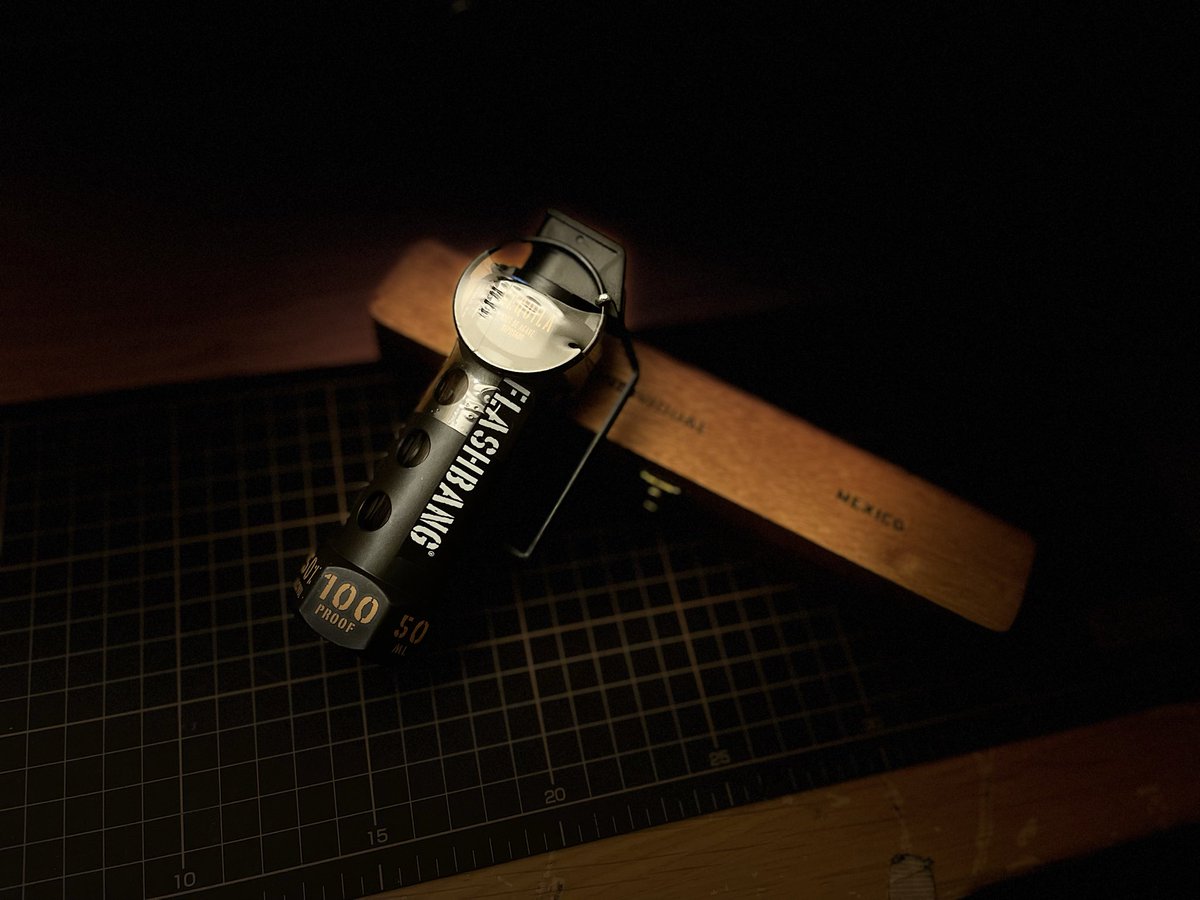 space_cake_jp's tweet photo. 【FLASHBANG TEQUILA REPOSADO】50ml / 100proof
(有限会社ウイック旧輸入版)
特殊部隊が使用するM84音響閃光手榴弾の形状を模した異色のプレミアムテキーラ
黒のプラ製ケースにピン付きのストック。
#tequila #REPOSADO https://t.co/V4JO6VOwOD