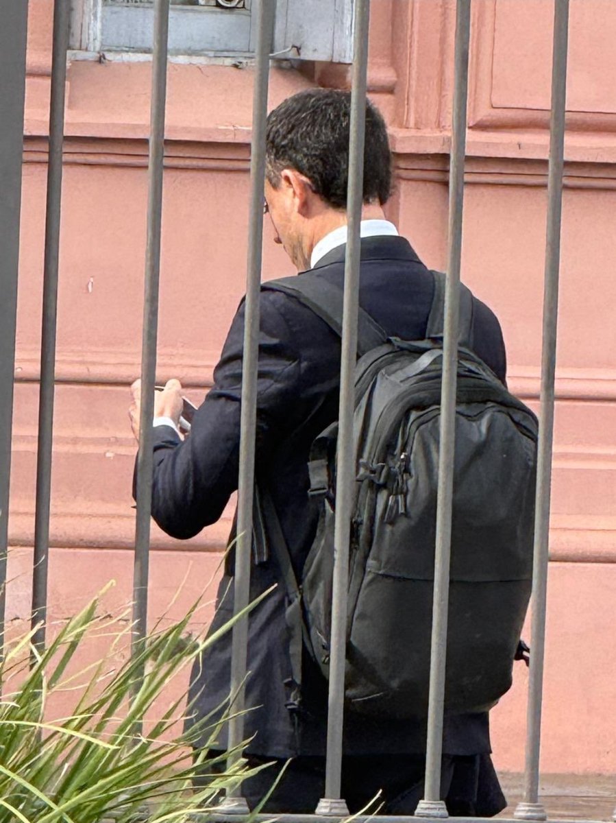 El_Gran_Cala's tweet photo. Por qué todos van a la Rosada con mochila? 🤔 https://t.co/o3w6o6Ke3Y