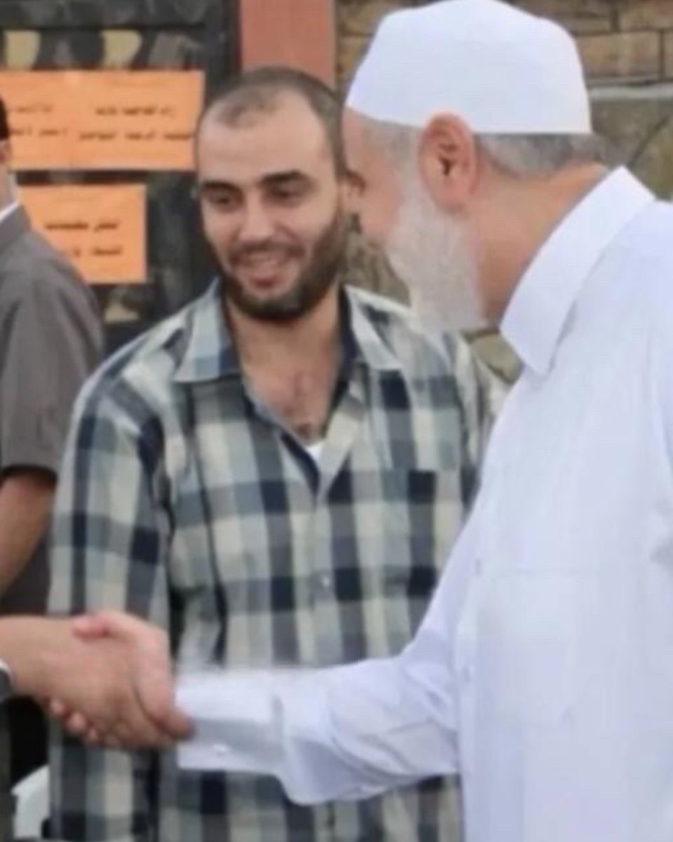 Rd_fas1's tweet photo. "حين تحين المعركة الكبرى، قد نخسر حتى الجيل العاشر من القيادة"

القائد القسامي الكبير الشهيد محمد السنوار 🇵🇸 https://t.co/3NeWc0naPu