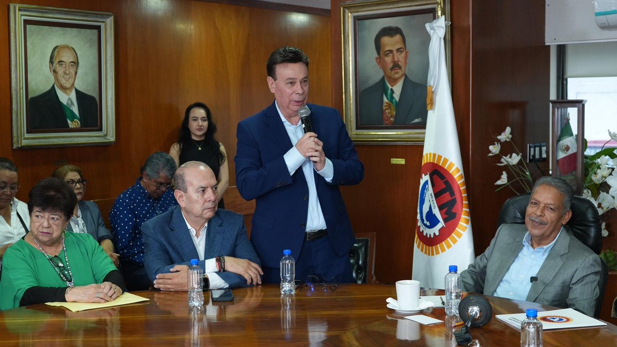 ABP_MX's tweet photo. Hoy tuve la oportunidad de acompañar a compañeras y compañeros músicos para saludar a nuestro Secretario General, @Tereso_Medina. https://t.co/TP9VkNdcgJ