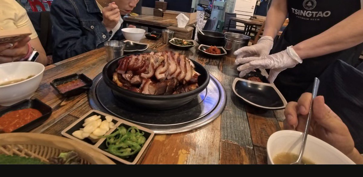 Posada_1020's tweet photo. 下飛機什麼都沒有吃，到了車站意外的發現有點心，就直接買了，我姊跟姊夫在處理車票我在旁邊吃點心，這個我大推，雞蛋糕的邊邊脆脆的口感跟香氣包著花生超級好吃，但當下我吃了一口發現如果加蜂蜜就會更好吃 ，晚上真的太累了第一天就在民宿附近吃豬腳跟乾冷麵來韓國真的要吃冷麵超美味
#教官吃不到 https://t.co/kldKv1iXi0
