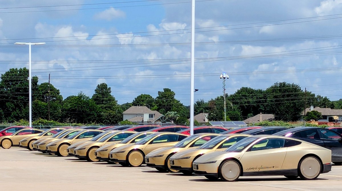 JeebsTX's tweet photo. $TSLA 🟢⚽️ Houston. Dallas. World Cup.

I’ve been saying it for weeks now…Tesla is cooking up something special for these games.

Word to the wise: think twice before shorting Tesla heading into mid-June. 

You do not want to be on the wrong side of this. 🚀 https://t.co/PjFKp27MaA