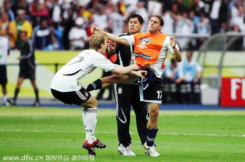 FutbolRetroAr's tweet photo. Patada de Cufré a Mertesacker, Mundial 2006. https://t.co/NOtQwpVi1S