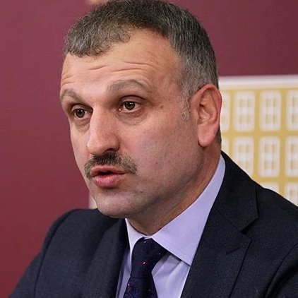 trhaber_com's tweet photo. Cumhurbaşkanı Başdanışmanı Oktay Saral: 

▪️ "İstanbul'daki Kanye West konseri, sıradan bir müzik organizasyonu olarak kabul edilemez.  

▪️ 118 bin genç, inancımıza ve medeniyet değerlerimize aykırı sembollerin sergilendiği bir gösterinin parçası yapılmıştır.  

▪️ 'I am a God' sözlerinin on binlerce kişi tarafından coşkuyla tekrar edilmesi, ciddiyetle durulması gereken bir tablodur."