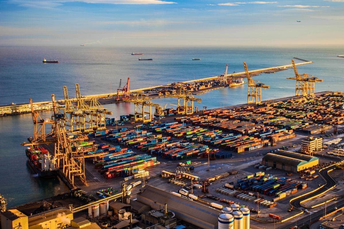 Ind2news's tweet photo. 🚨 BREAKING: INDIA'S MARITIME POWER RISING 🇮🇳⚓

🚢 Major port modernization underway
📦 Cargo handling capacity expanding
🌍 Logistics network getting stronger

👉 India is strengthening its position in global trade 🔥🚀

#Ports #Maritime #IndiaInfra #Development https://t.co/kleVbxGoUz
