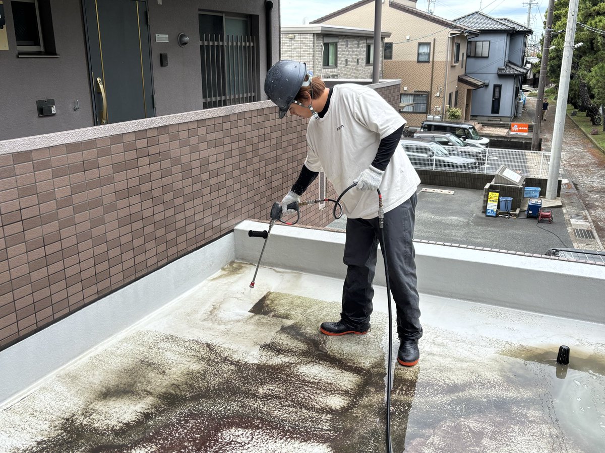 smart_co_'s tweet photo. マンションエントランス屋根
高圧洗浄、プライマー、トップコート
台風で雨かと思ったら晴れちゃった。 https://t.co/mpr8UUwMlW