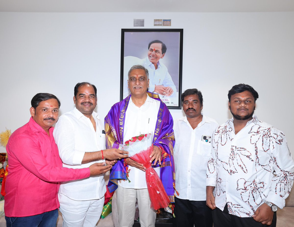 drr4567's tweet photo. మాజీ మంత్రి వర్యులు, సిద్దిపేట ఎమ్మెల్యే, తెలంగాణ ట్రబుల్ షూటర్, డిప్యూటీ ఫ్లోర్ లీడర్ శ్రీ @BRSHarish గారిని వారి నివాసంలో మర్యాదపూర్వకంగా కలిసి జన్మదిన శుభాకాంక్షలు తెలియజేయడం జరిగింది.
#HappyBirthdayTHR #HarishRaoThanneeru
#DandemRamReddy #IbrahimpatnamConstituency https://t.co/kUojHk5tS2