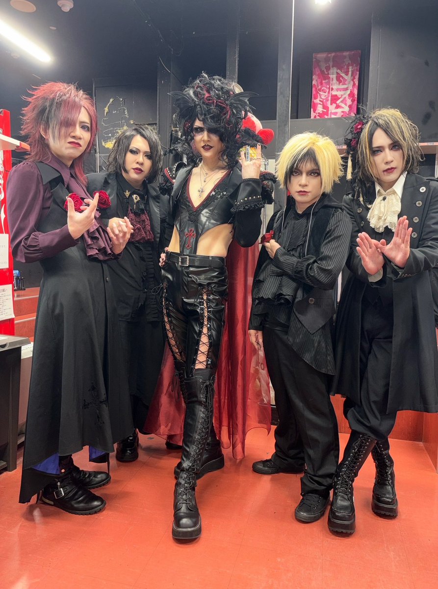 fromVampireRose's tweet photo. 昨夜はありがとうψ(｀∇川)ψ
今日は営業前にヴァンパイアカフェの撮影！
昨夜の事はまた落ち着いたら書くぞい🌹 https://t.co/MBeUE8gS8v
