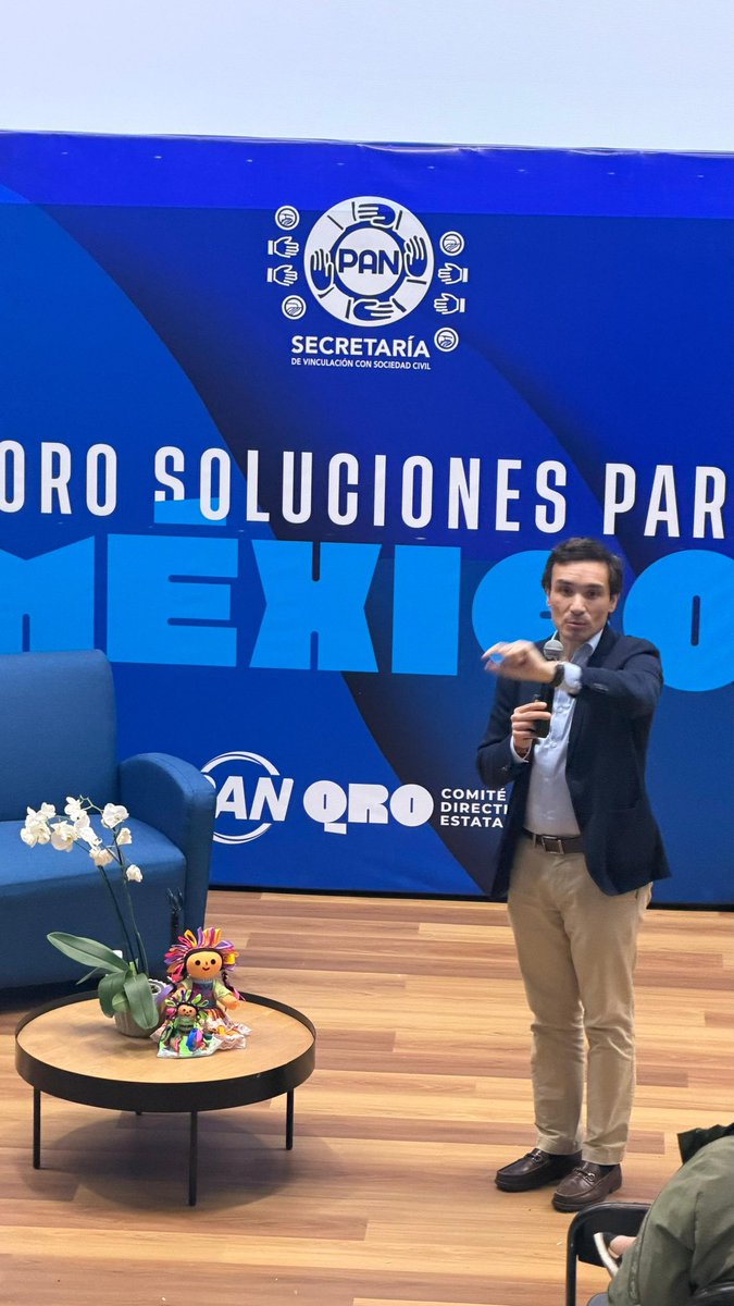 ferdoval's tweet photo. Muy buen foro en Querétaro sobre el proyecto “Soluciones para México” que estamos preparando en @AccionNacional.

Frente a la ineptitud y corrupción de Morena, en el PAN hay propuestas sensatas https://t.co/8YaO9LDKmg