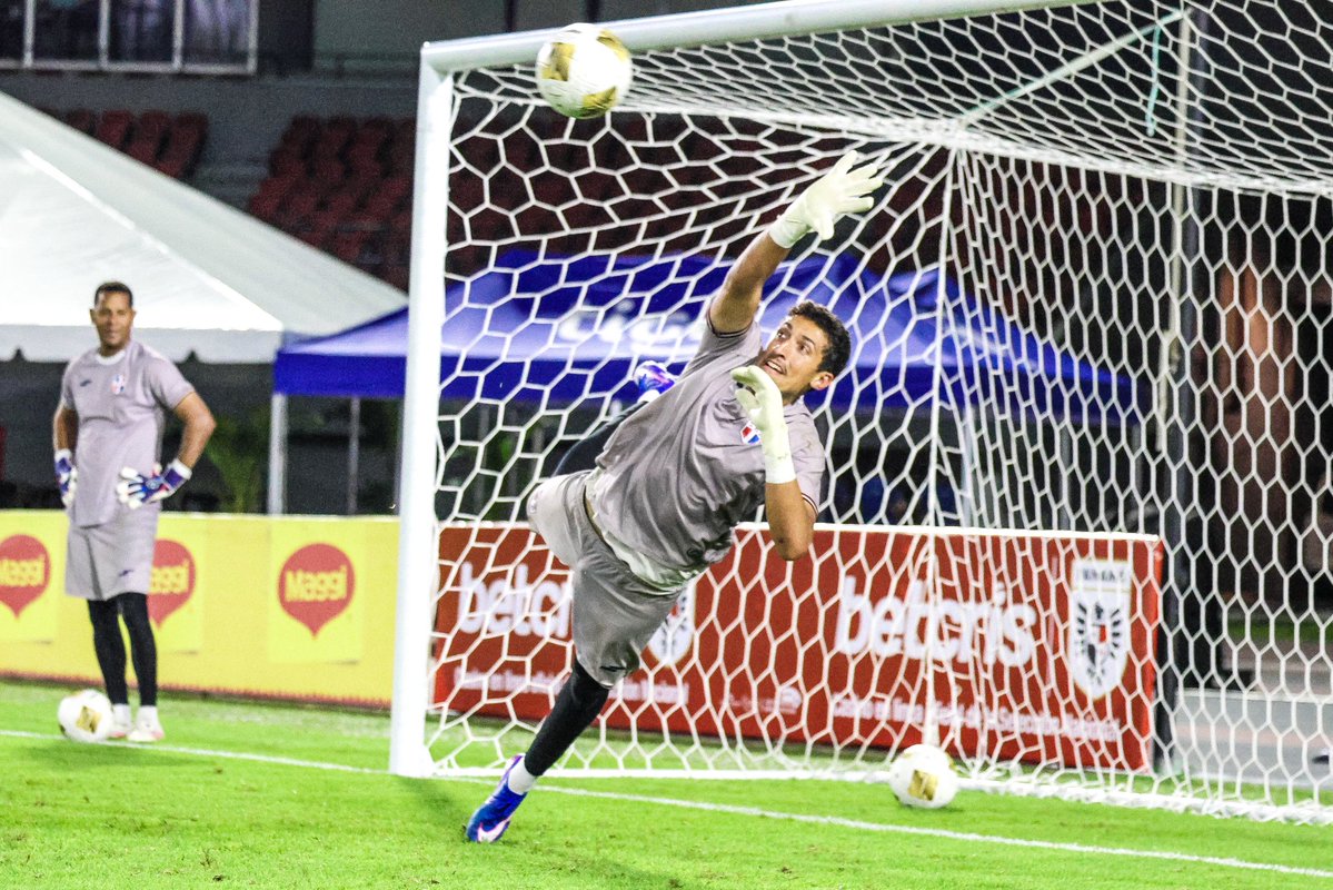 sedofutbol's tweet photo. Entrenamiento oficial previo al partido 🔥⚽️👊🏻🇩🇴 https://t.co/L70K2K4etk
