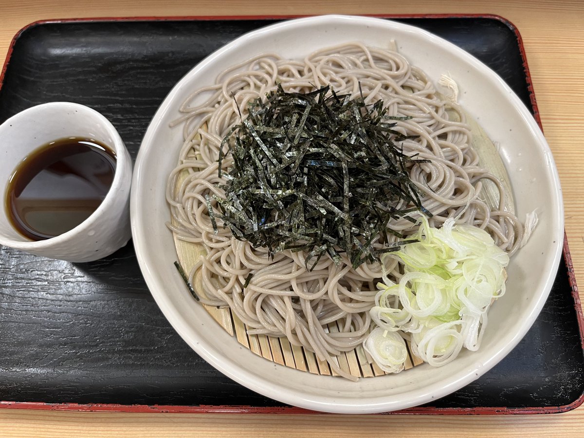ogt1001's tweet photo. 昼は田町の 越後十日町そば がんぎ 三田店 にて、ざるそば 550円 でした！

濃いめの蕎麦つゆと、布海苔をつなぎとしたへぎそばのパツっとした食感がイイ感じです👍

刻み海苔も山盛りで、なかなか美味しでした♪

ご馳走様😋

#ソバ #SOBA #蕎麦 #立喰 #立食い #立ち食い #ランチ #港区 #東京都 #雁木 https://t.co/jrU9V51EU7