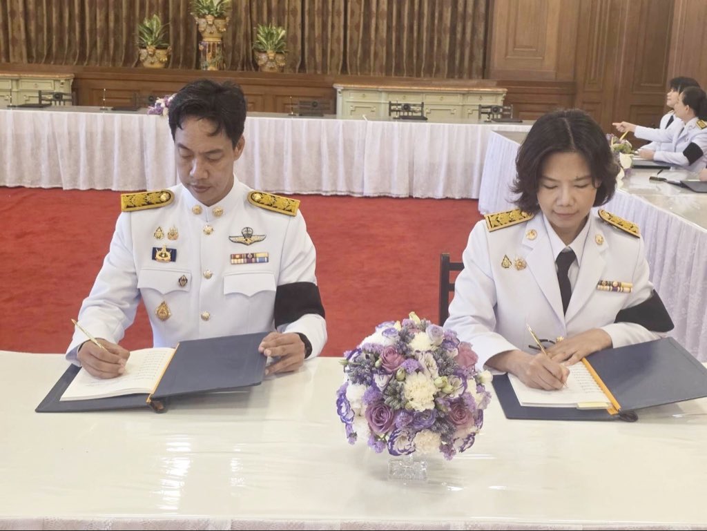 AmloChannel's tweet photo. ผู้บริหารสำนักงาน ปปง. ร่วมลงนามถวายพระพรชัยมงคลเนื่องในโอกาสพระราชพิธีมหามงคลเฉลิมพระชนมพรรษา 4 รอบ 
สมเด็จพระนางเจ้า ฯ พระบรมราชินี 3 มิถุนายน 2569
****
#สำนักงานปปง #insideamlo #สายด่วนปปง1710 #amlo https://t.co/kqaAmFPd7k