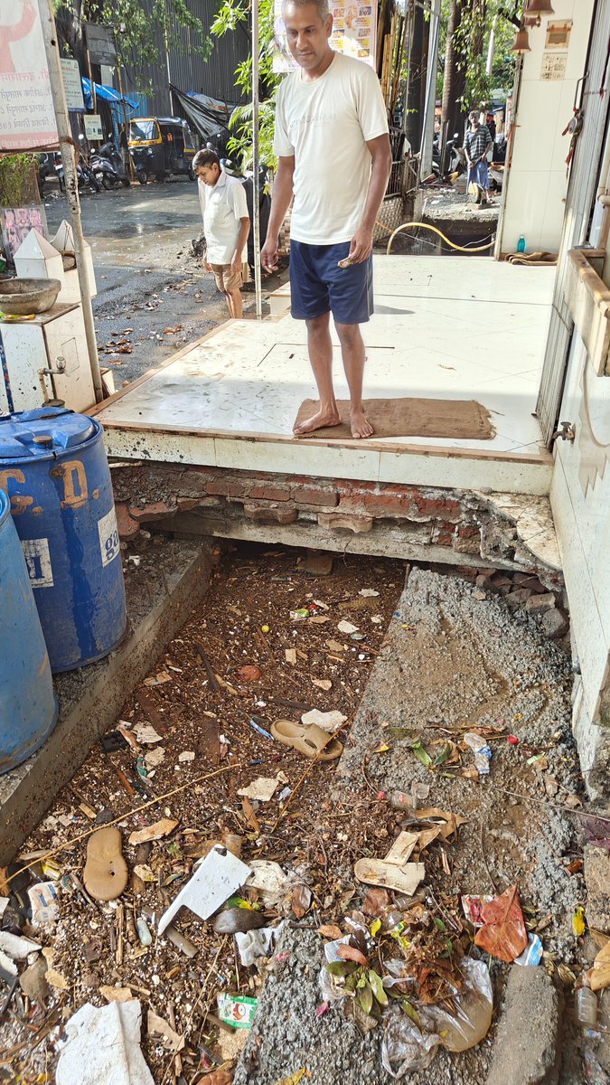 batra_geet63810's tweet photo. 🚨RAIN ALERT🚨
Government changed, but BMC hasn't. Incomplete drainage work risks monsoon flooding. Condition after 1 hour rain, this is at Aram Nagar Part 2 versova, Harminder Singh Road #MumbaiRains 
@ndtvindia @Republic_Bharat @Dev_Fadnavis @shaileshphanse @mybmc  @TOIMumbai https://t.co/VNVZeMuJb8