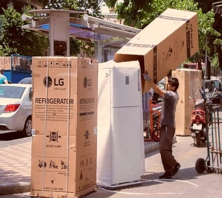 thmr's tweet photo. ביום חמישי (מחר!), כנראה בערך בזמן שבו אנחה את פאנל השקת הספר של פרופ' אלי תימן "בין שתי פונדקאיות" (נובלה גרפית באנגלית) בכנס ההשקה של הקוד האתי לפונדקאות בישראל בבית ברל - ייערך טקס האזכרה השנתית לח'מיני. ח'מיני נקרא אֶמָאמֶ רָאחֶל - "האמאם שהמשיך בדרכו", כי הוא לא מת חלילה אלא רק המשיך בדרכו. הוא עשה זאת ב-14 בח'רדאד, 3 ביוני 1989. ביארצייט שלו בד"כ יש טקס גדול עם כל הבכירים במערכת הממשל והביטחון, אבל הפעם עושים את הטקס בלי בכירים ובלי זרים. אולי כמה עיתונאים. 
הידיעה הזאת יצאה ממזכיר המטה לעריכת טקס היארצייט של רוחאללה ח'מיני, כך שאנחנו מאמינים לה. 
מה השיקולים? יכול להיות שאותם שיקולים שבגללם גם ח'אמנהא'י לא נקבר עדיין, בהנחה שהסיבה היא חשש מנוכחות של כל ראשי המערכת במקום אחד, שזה ריכוז מטרות נפלא לישראל או לכל גורם אחר שרוצה להתנכל לשלטונות. עקרונית יכול גם להיות שלא נשאר מה לקבור. בינתיים עדיין לא התעייפו מבדיחות מקררים. ח'אמנהא'י האב, שגופתו כנראה שמורה במקרר (אם שרד ממנה משהו) מופיע ברשתות האיראניות כמקרר, ואילו הבן מוש-תבא, שמאז ההפצצה הופיע בציבור רק כדמות קרטון, מופיע כקרטון. בהמשך לפרסום מלפני כמה שבועות עם התמונה של הבן מחבק את אביו, הנה תמונה שפורסמה ברשתות האיראניות של פרידת הבן מעל האב.