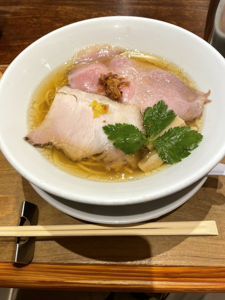 yamak3133's tweet photo. #ラーメン
#なにわ麺次郎
昨日、阪神百貨店の地下2階の麺次郎に行ってみた。
午後2時過ぎなのに満席に近い。
黄金貝出汁ラーメンにもやし トッピングで、¥1160 
普通のラーメンより美味しいが少し味が濃かった。 https://t.co/efHrdmZYv7