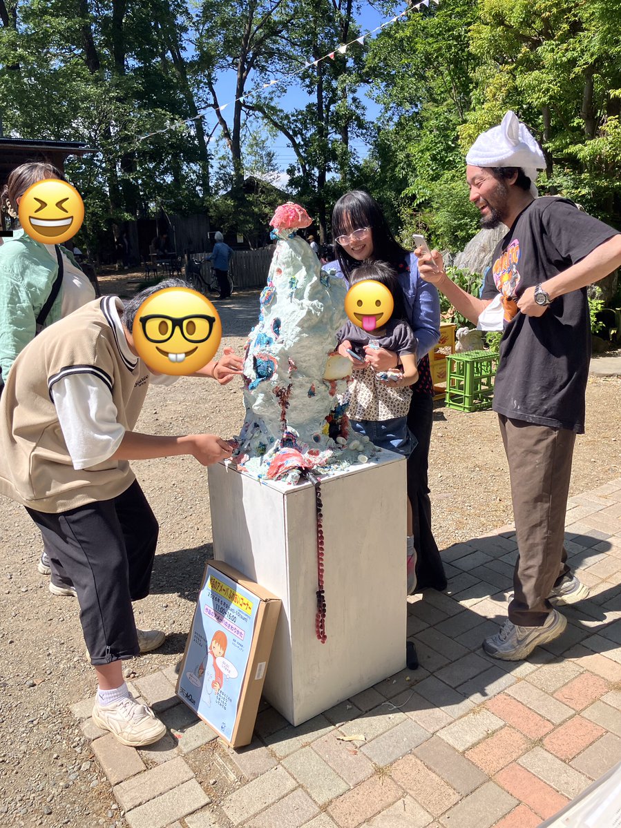 tenque_info's tweet photo. 作品のアメーバふれあいコーナーは沢山の人とふれあいながらかたちを変化・増殖していきました！初夏の日差しの下、柔らかく温かいボディは皆様の鑑賞を記録しながら存在する新しい鑑賞生命体です。彼は鑑賞の痕跡を保ったまま、また別の場所で展示され誰かの目にとまるかもしれません
2026.05.09-10 https://t.co/N5ShtDOsCN